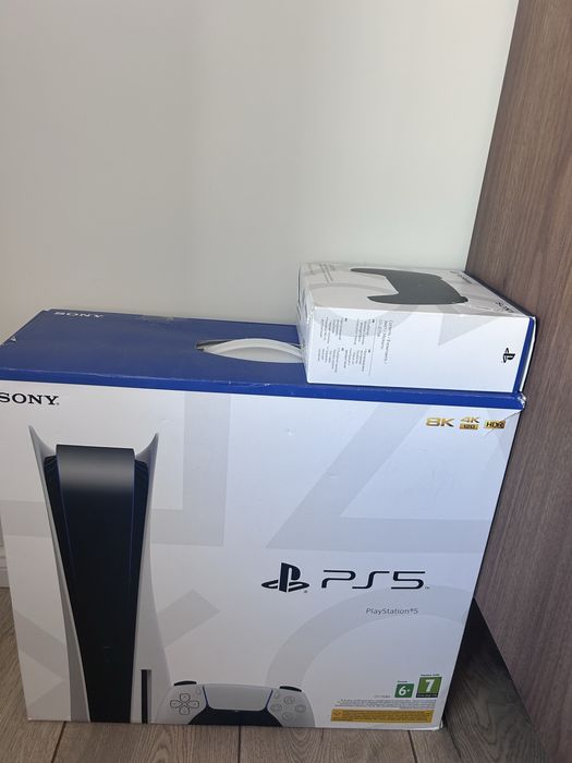 PlayStation 5 + 2 джойстика + игры