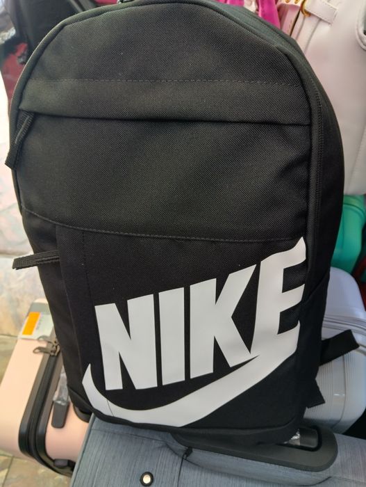 Оригинална раница  NIKE!!!Много добро качество.С две отделения..21 литра.Подходяща за всеки ден и за училище