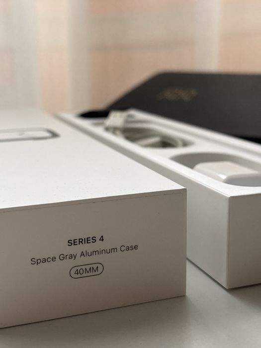 Apple Watch Series 4 - 40mm Space Gray(Aluminum) + Black Sport Band