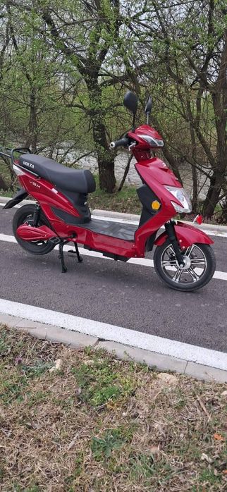 De vînzare scuter electric toate actele la iel a fost cumparat de nou 300km  in rulaj