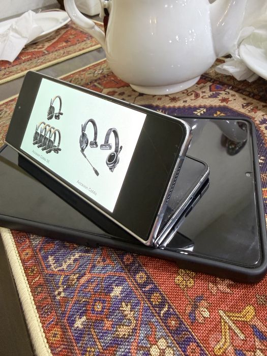 Samsung Fold 4 2 sim 256 g ishlashi zor