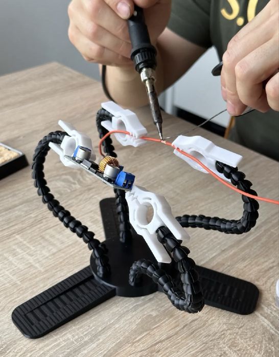 Держатель для паяльного инструмента с гибкими держателями