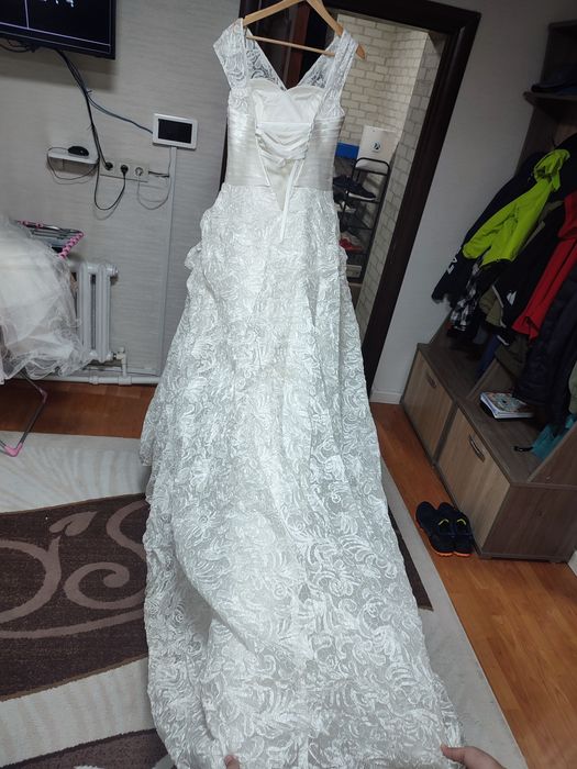 Продам вечерние платья белого цвета