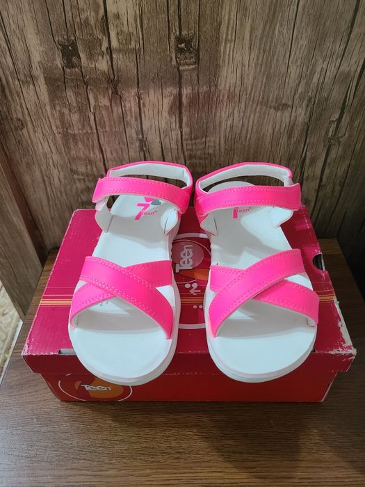 Босоножки для девочки 35размер качественные.  Новые