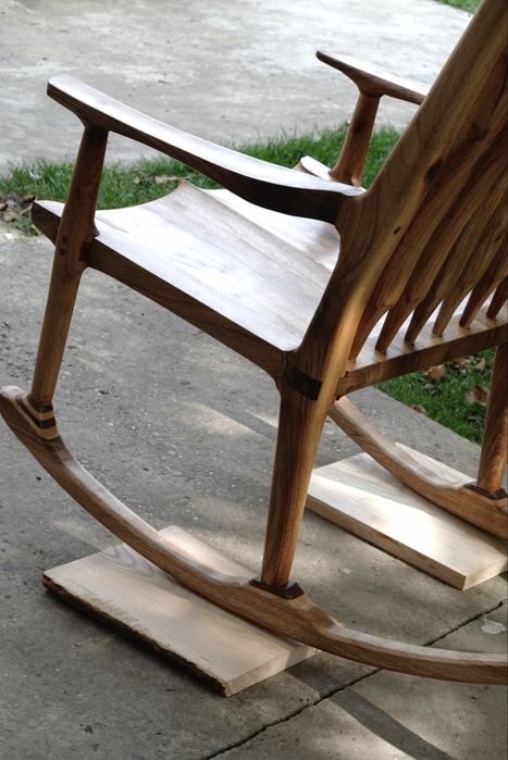 Scaun balansoar din lemn masiv de nuc