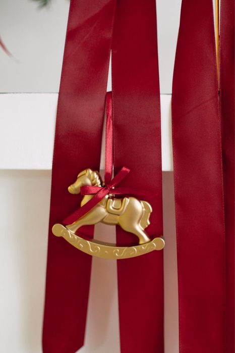 Золотая лошадка из гипса