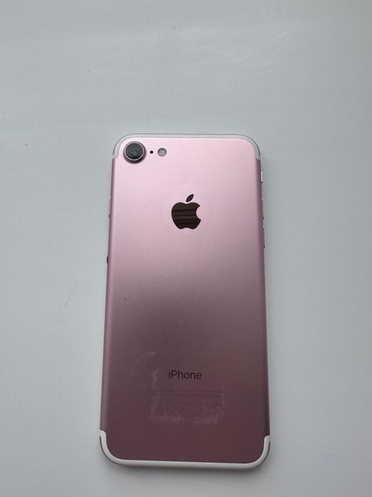 Белый телефон iPhone 7