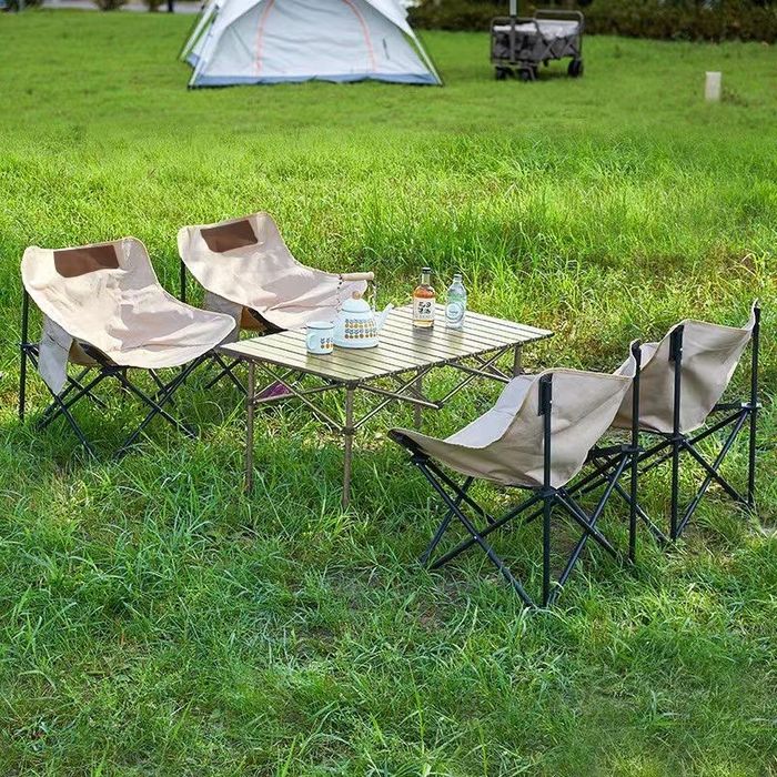 Piknik uchun stol va 4 ta stul va 1 stol to‘plami