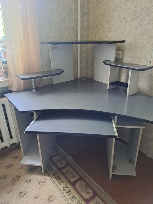 Отдам даром компьютерный стол