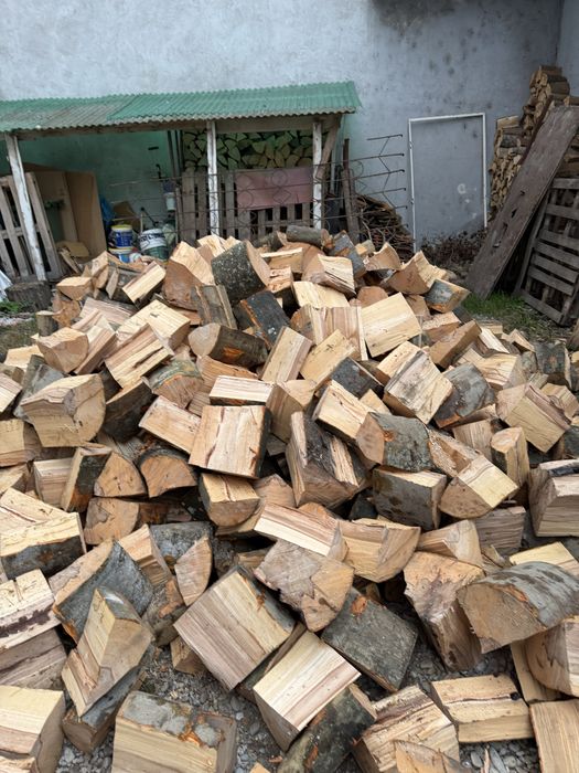Lemne de foc tăiate și crăpate la dimensiunile dorite esente tarii!