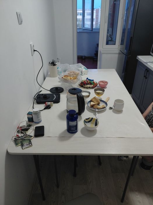 Продаю стол, телевизор и унитаз