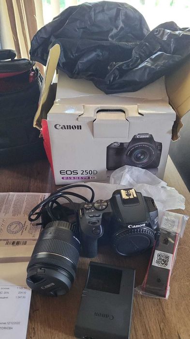 ПРАКТИЧЕСКИ НОВ Canon EOS 250D + обектив 18-55mm IS STM (Пълен комплект, чанта и калъф)