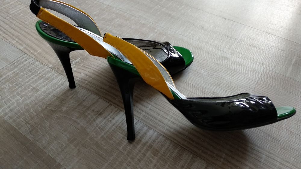 Продам босоножки