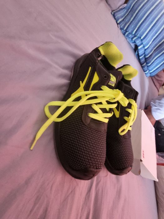 Vând bocanci de munca