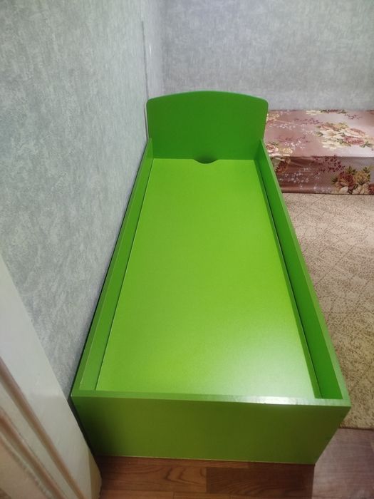 Детская кровать и шкаф