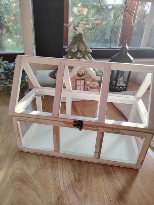 Винтиж къща за цветя