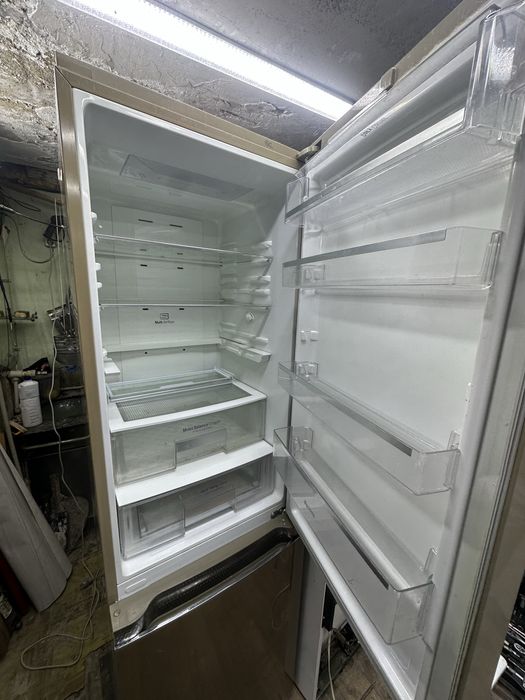 Холодильник LG.