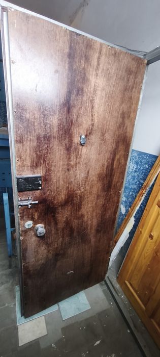 Железная и деревянные двери