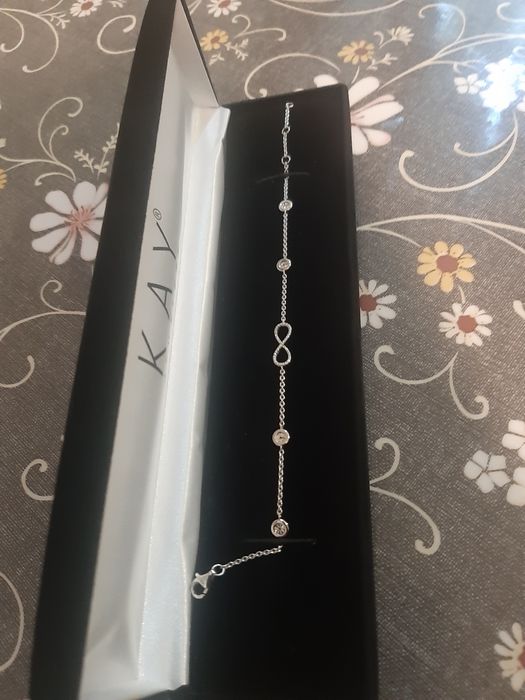 Браслет из серебра с драгоценными камешками.