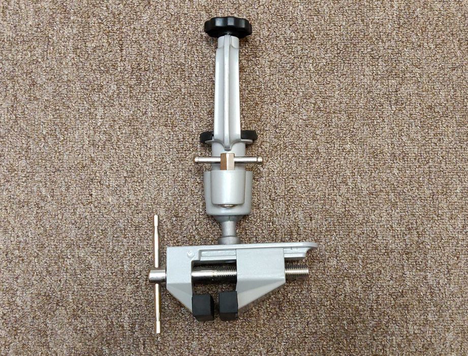 Тиски настольные на шарнире TNI U TU 002