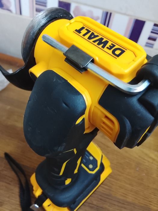 Mini flex DeWalt cu o baterie de 6 A Nou