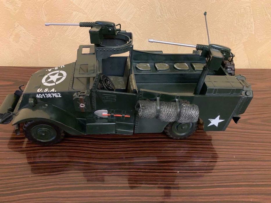 Продается винтажная модель армейского автомобиля.