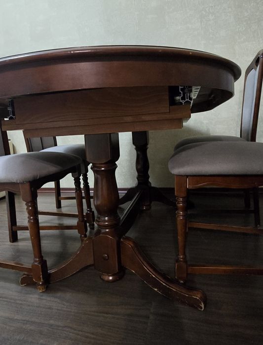 Продам стол в гостинную со стульями