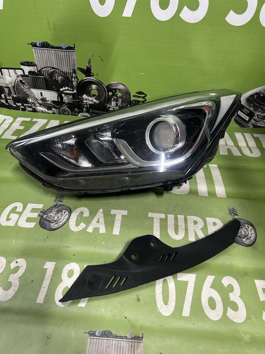 Far xenon stânga Hyundai Santa Fe 2016