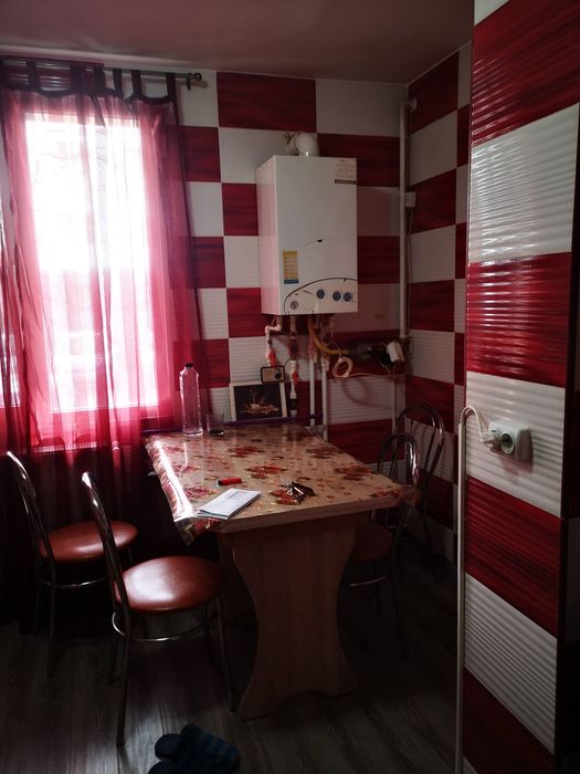 Apartment 3 camere, parter/4, zona centrala (piata/taxi)