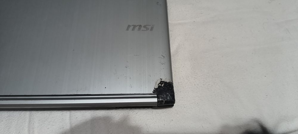 Laptop MSI – funcțional, uzură estetică, ideal office
