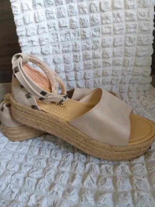 Обувки,слагани само веднъж и сандали,които също са носени много малко