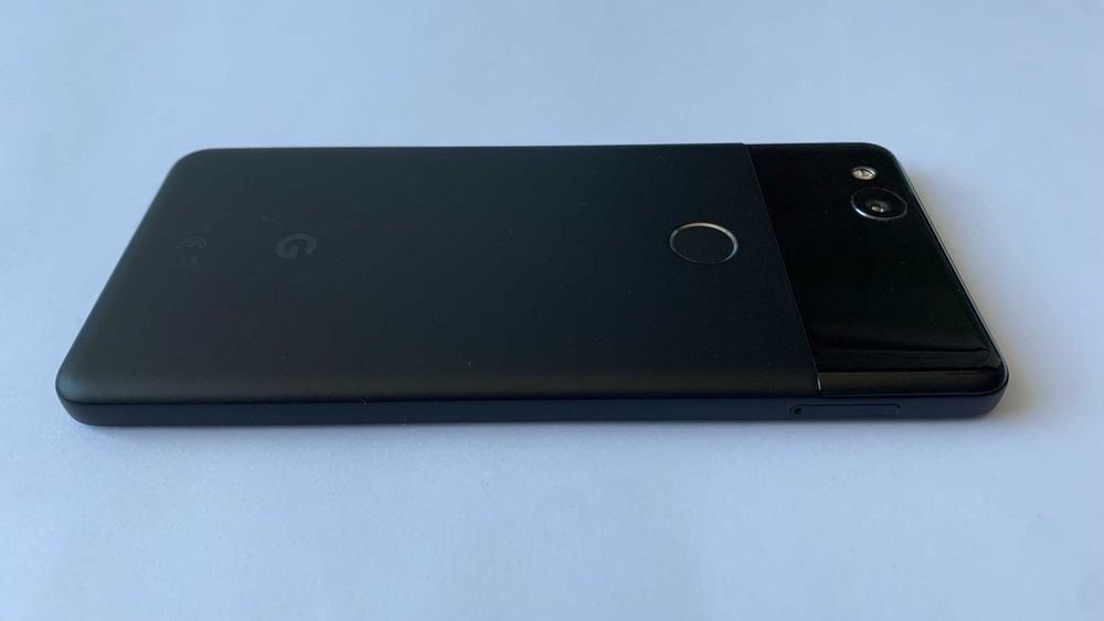 Телефон Google Pixel 2