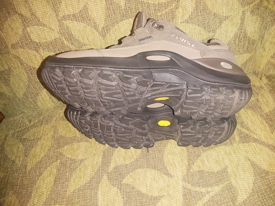 Туристически дамски обувки Lowa GTX