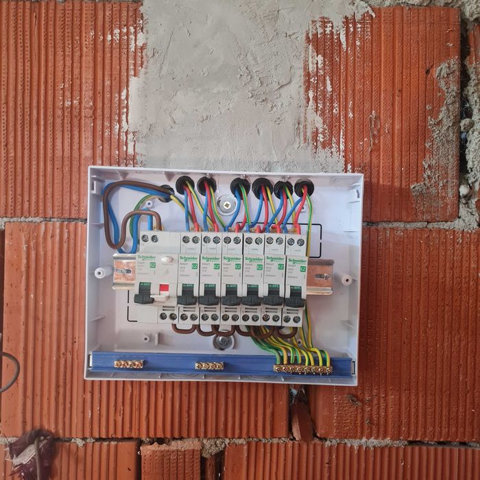 Electrician cu experienta