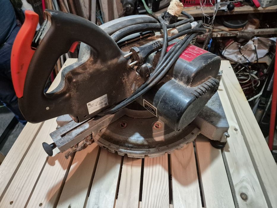 Circular basculabil cu glisare si taiere la unghi Elu / Dewalt