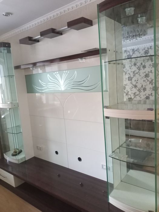 Кухонный гарнитур, горка, прихожка, стол раздвижной.