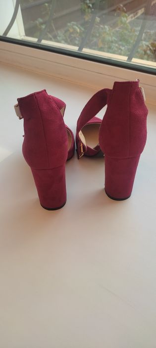 Бордовые босоножки
