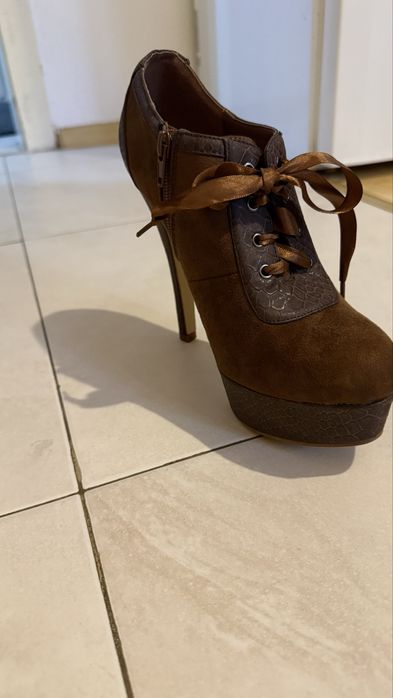 Обивки на платформа с ток, 40 номер