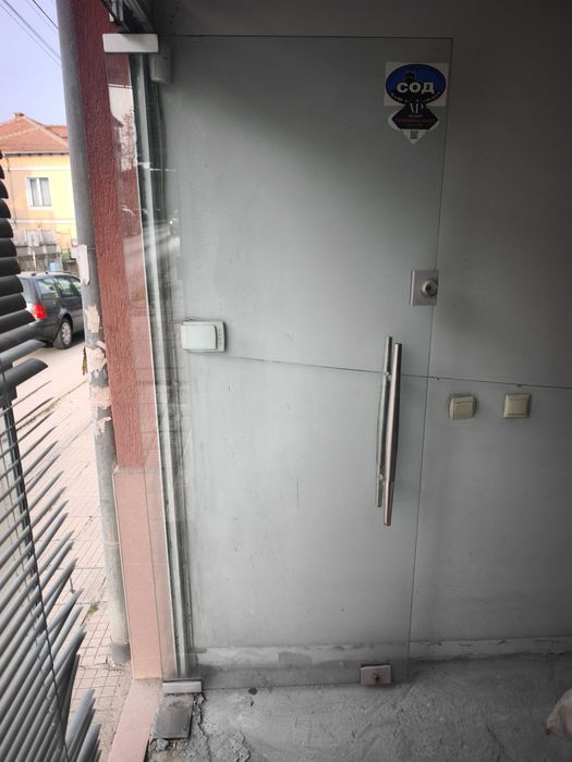 Готова стъклена витрина с врата – 10мм закалено стъкло + обков