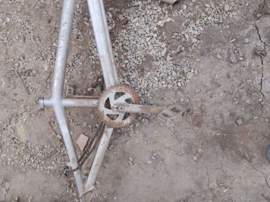 Vând bicicleta BMX pentru piese