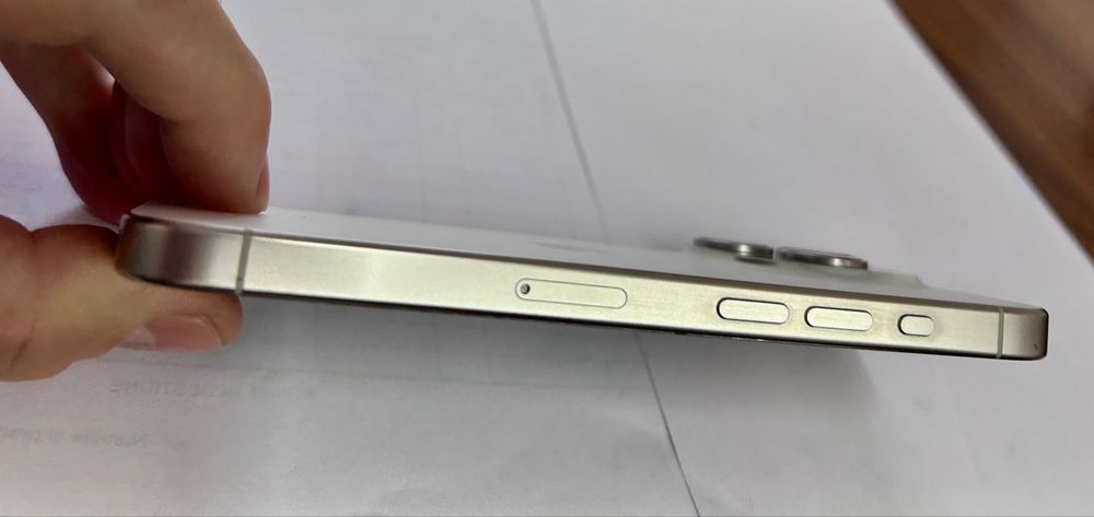 Vand iphone 15 pro alb 256 gb impecabil