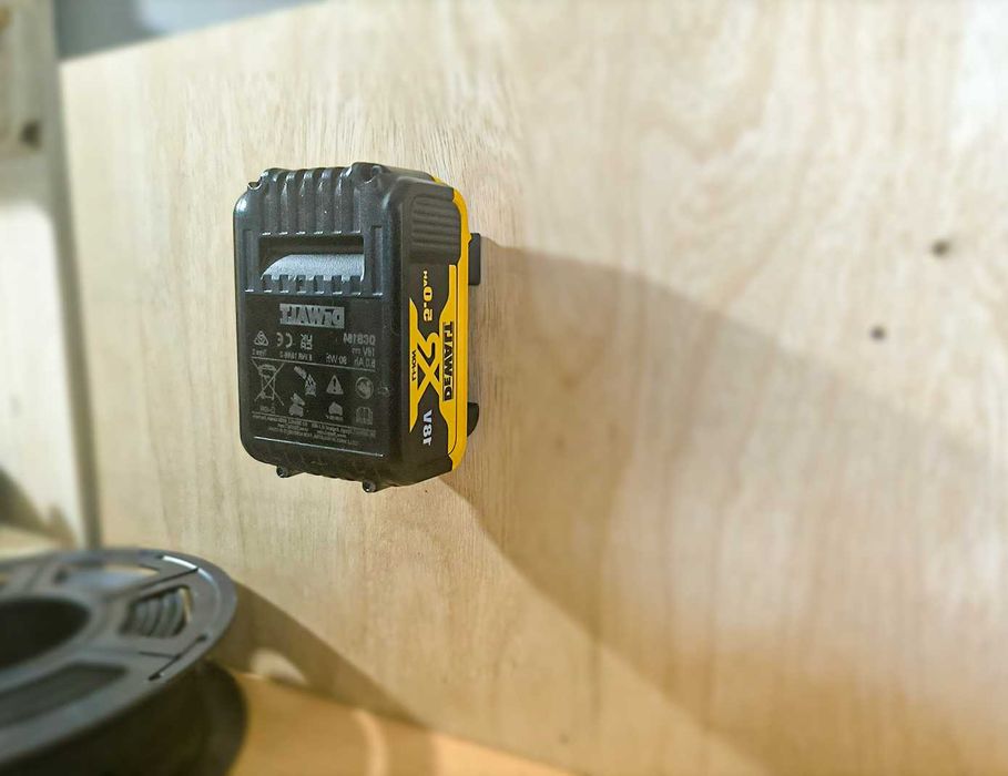 Стойка за батерия DeWALT/ Държач за батерия с едно гнездо