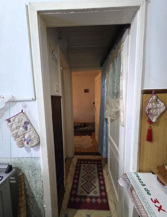 De vânzare Apartament 3 camere • Ștefan Luchian • Etajul 2 din 2 • Suprafață utilă 52,97mp + boxă 3,48mp • Necesită renovare • Preț ușor negociabil !