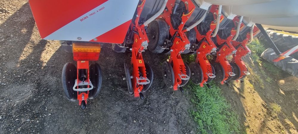 Semanatoare sola 6 randuri  cu fertilizare  florea soarelui si porumb