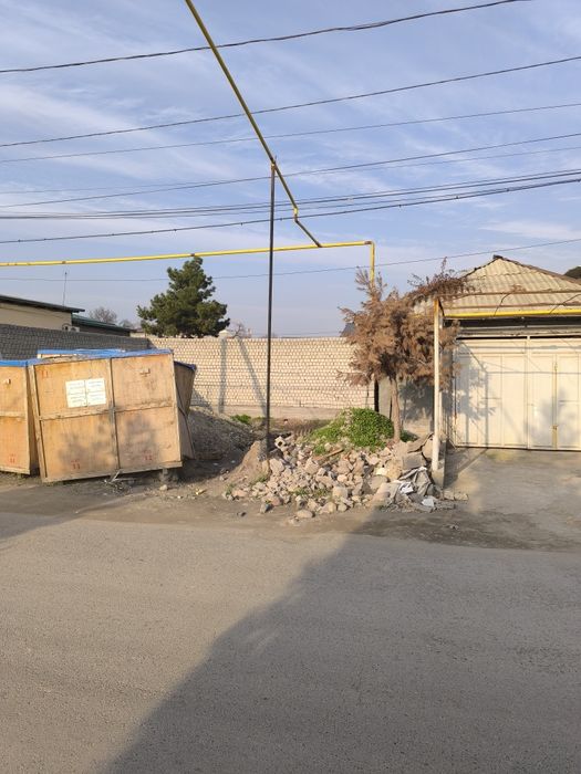 Дом 3 комнаты. Участок земли угловой вдоль дороги. Махалля ТАШКЕНТ