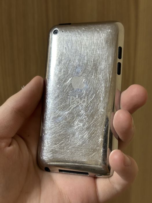 Белый iPod touch 4