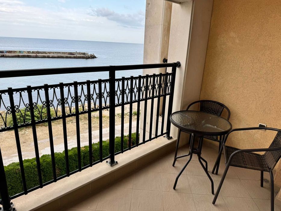 Двустаен апартамент на първа линия море