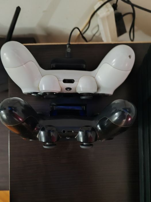 Vând PS4 Pro 1TB Neg