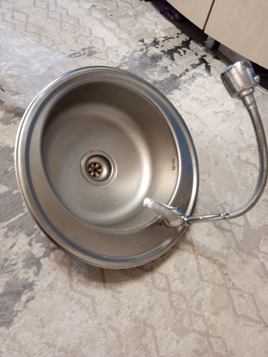 Раковина с краном на кухню