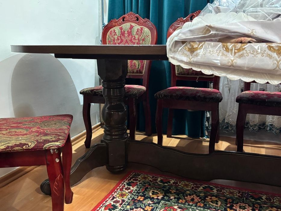 Большой деревянный стол